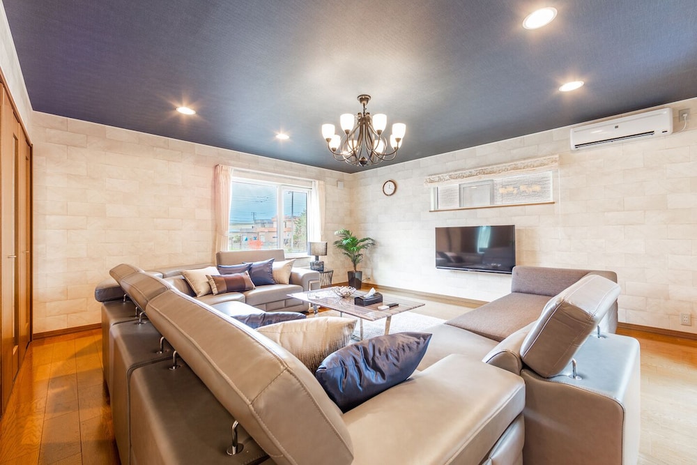 1棟貸し リビングルーム1 | The Worldwide House