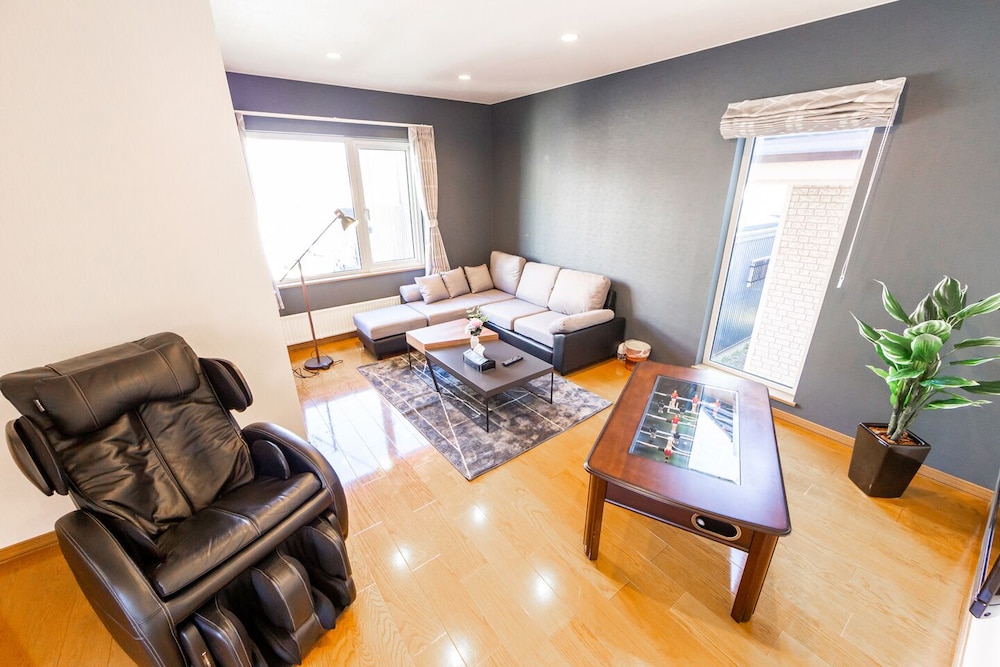 1棟貸し リビングルーム7 | The Worldwide House