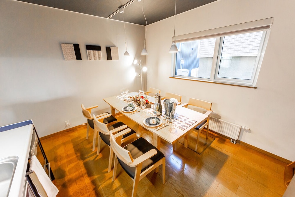 1棟貸し 客室内のダイニングエリア0 | The Worldwide House