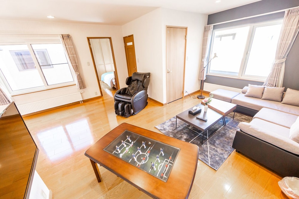 1棟貸し リビングルーム3 | The Worldwide House