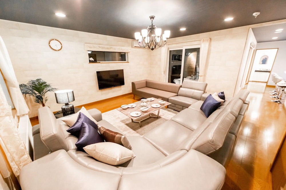 1棟貸し リビングルーム8 | The Worldwide House