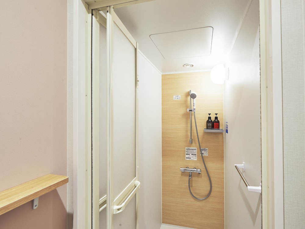 【女性限定】プライベート ツインルーム 共用バスルーム バスルームのシャワー0 | THE POCKET HOTEL 京都烏丸五条