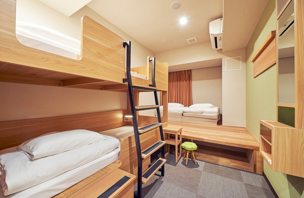 プライベート フォース<二段ベッド+ツインベッド> 共用バスルーム 客室3 | THE POCKET HOTEL 京都烏丸五条