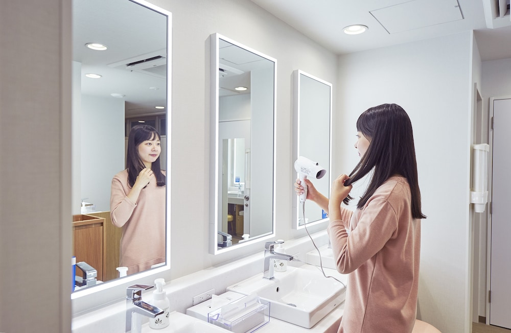【女性限定】プライベート ツインルーム 共用バスルーム バスルーム1 | THE POCKET HOTEL 京都烏丸五条