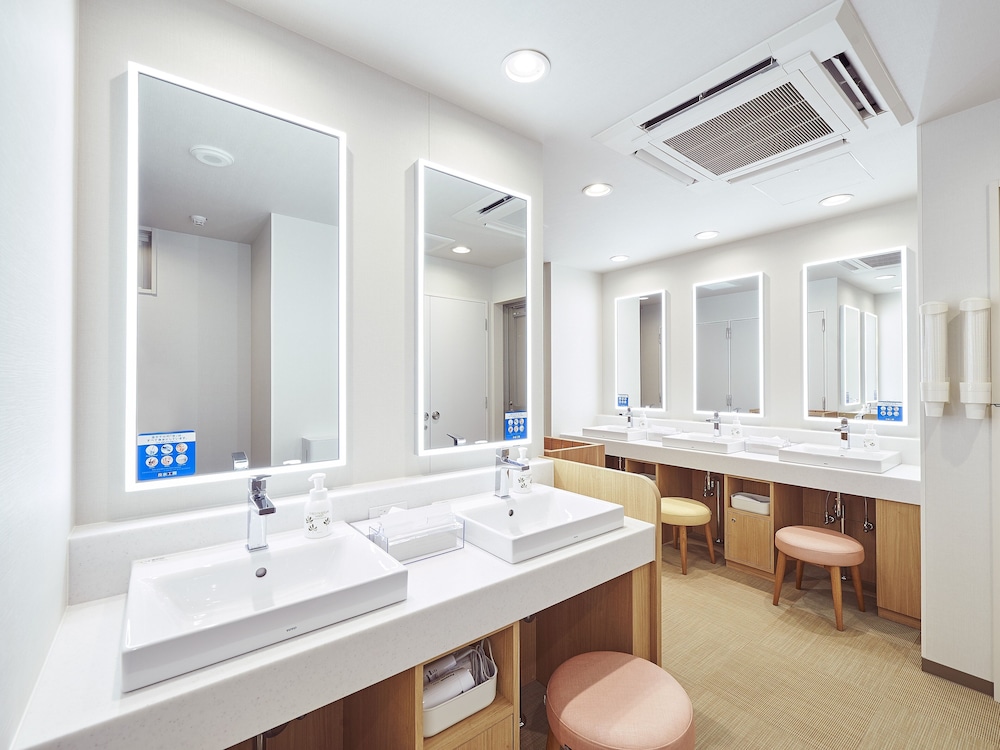 【女性限定】プライベート ツインルーム 共用バスルーム バスルームの設備1 | THE POCKET HOTEL 京都烏丸五条
