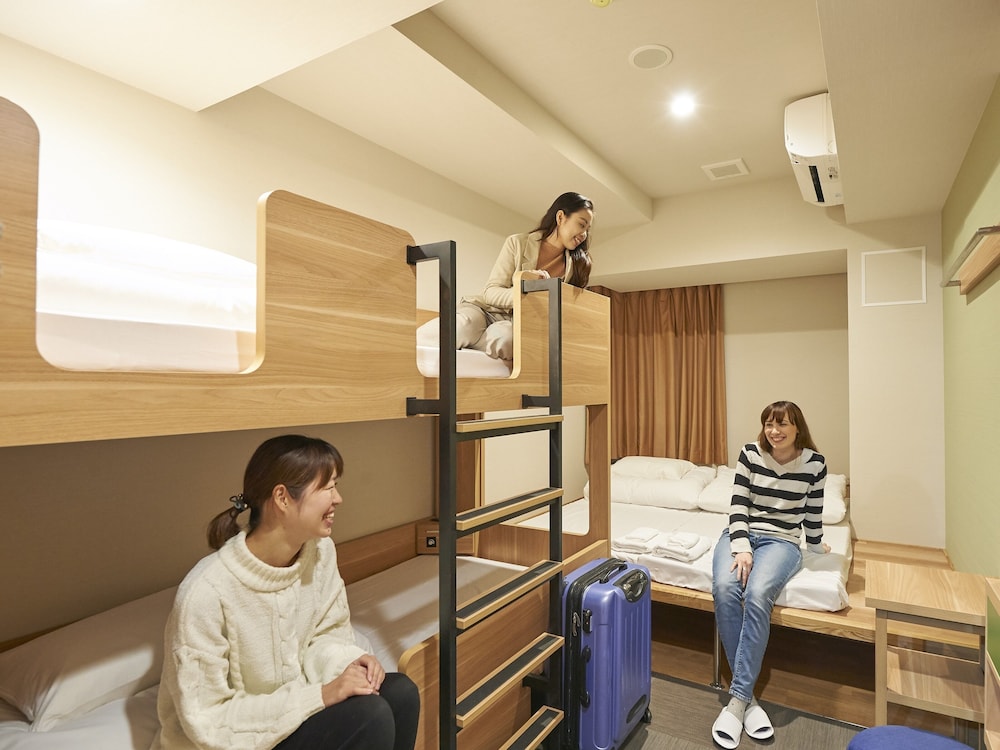 プライベート フォース<二段ベッド+ツインベッド> 共用バスルーム 客室1 | THE POCKET HOTEL 京都烏丸五条
