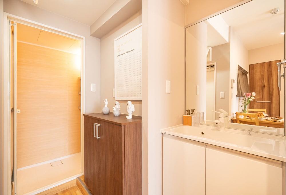 コンフォート アパートメント 1 ベッドルーム (301) バスルーム2 | ZAITO Tokyo Asakusa Economy Inn