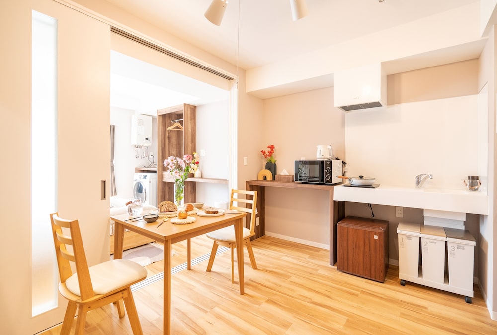 コンフォート アパートメント 1 ベッドルーム (402) 客室内のダイニングエリア0 | ZAITO Tokyo Asakusa Economy Inn