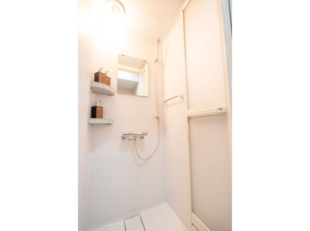 コンフォート アパートメント 1 ベッドルーム (401) バスルームのシャワー0 | ZAITO Tokyo Asakusa Economy Inn