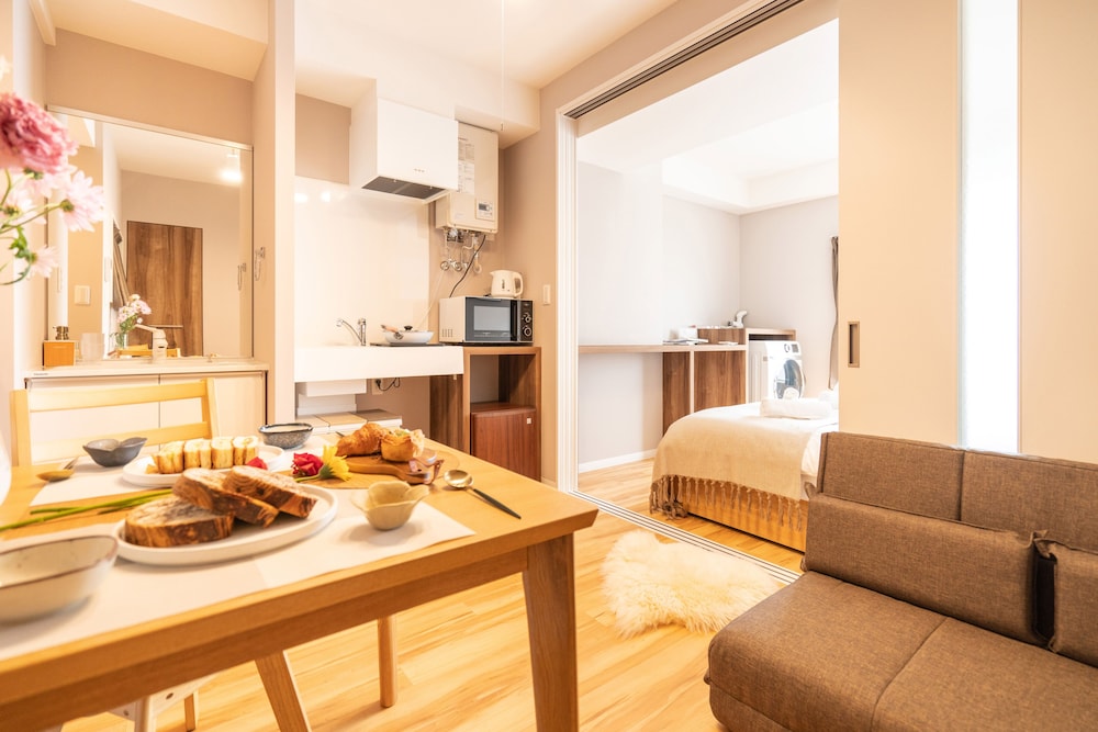 コンフォート アパートメント 1 ベッドルーム (401) 客室内のダイニングエリア1 | ZAITO Tokyo Asakusa Economy Inn