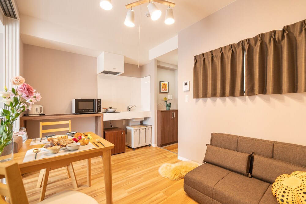 コンフォート アパートメント 1 ベッドルーム (402) リビングルーム1 | ZAITO Tokyo Asakusa Economy Inn