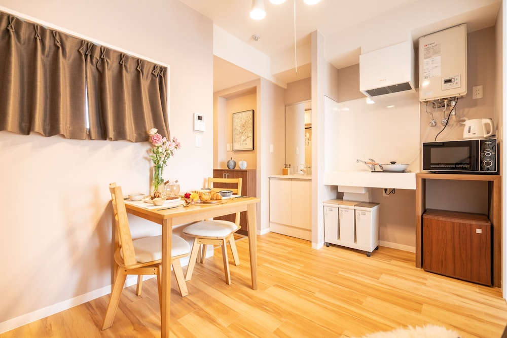 コンフォート アパートメント 1 ベッドルーム (401) 客室内のダイニングエリア2 | ZAITO Tokyo Asakusa Economy Inn