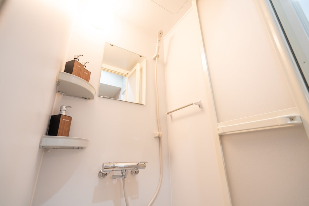コンフォート アパートメント 1 ベッドルーム (401) バスルームのシャワー1 | ZAITO Tokyo Asakusa Economy Inn