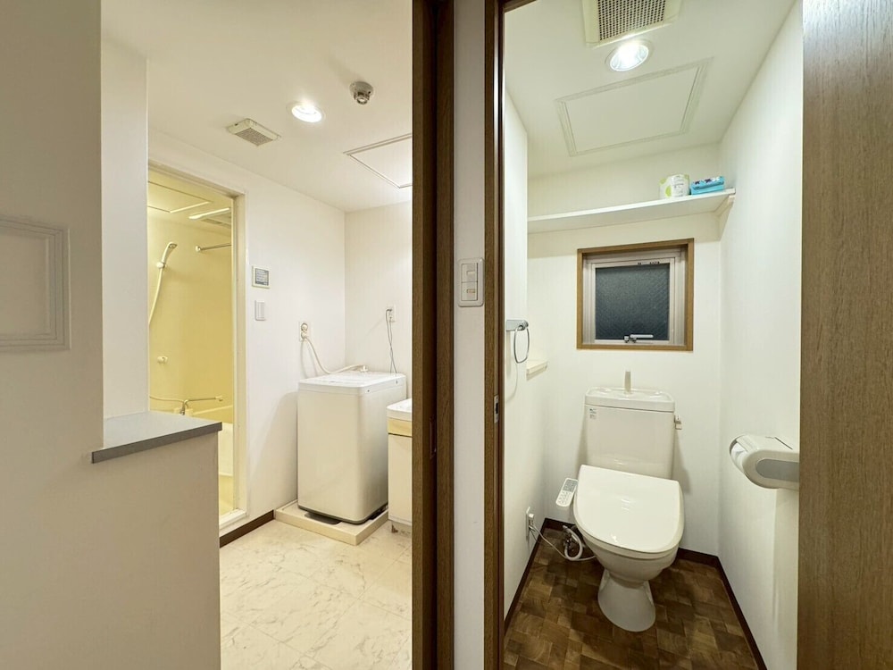 スタンダード トリプルルーム シングルベッド 3 台 禁煙 バスルーム2 | さくらサンズホテル