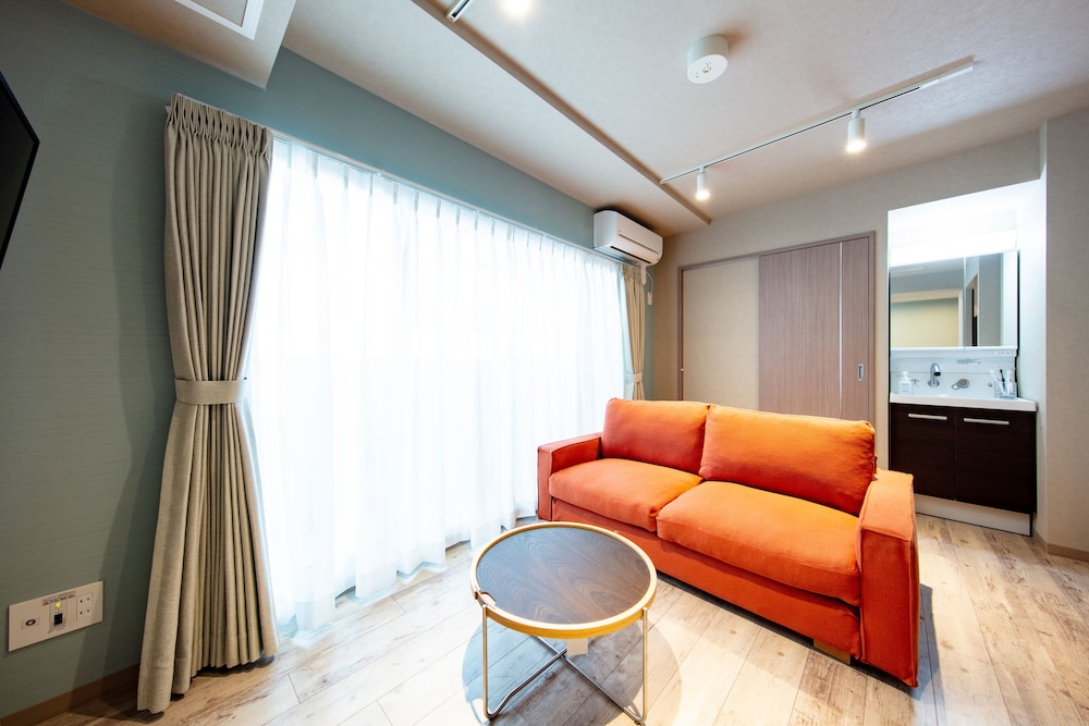 ã¹ã¿ã³ããŒã ããªãã«ã«ãŒã 客宀å
ã®ãã€ãã³ã°ãšãªã¢1 | VILLA KOSHIDO çŽäŒŒã¢ããã¯ã¹