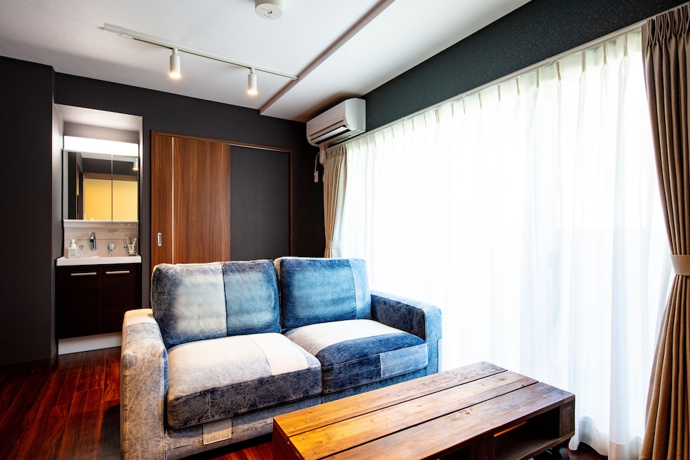 ã¹ã¿ã³ããŒã ããªãã«ã«ãŒã 客宀å
ã®ãã€ãã³ã°ãšãªã¢2 | VILLA KOSHIDO çŽäŒŒã¢ããã¯ã¹