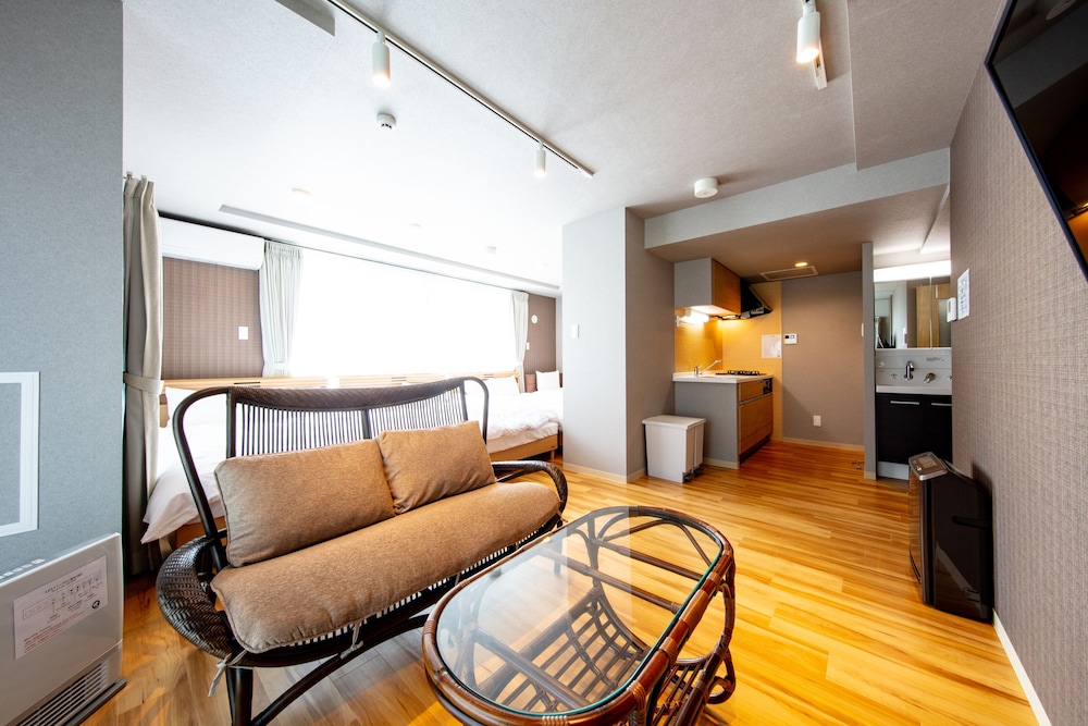 ã¹ã¿ã³ããŒã ããªãã«ã«ãŒã 客宀å
ã®ãã€ãã³ã°ãšãªã¢0 | VILLA KOSHIDO çŽäŒŒã¢ããã¯ã¹