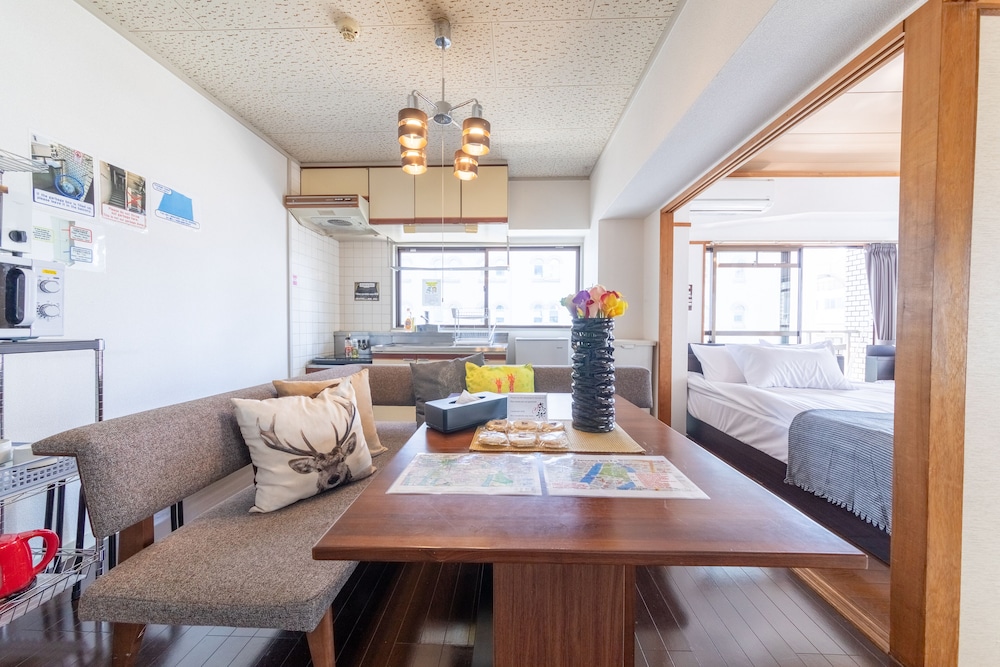 301号室 客室内のダイニングエリア1 | SUNDAY peace room Nakashima