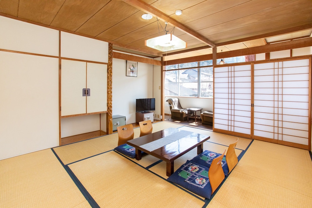 和室 4名様用 共用バスルーム 客室5 | Tabist 花ホテル 滝のや 会津柳津