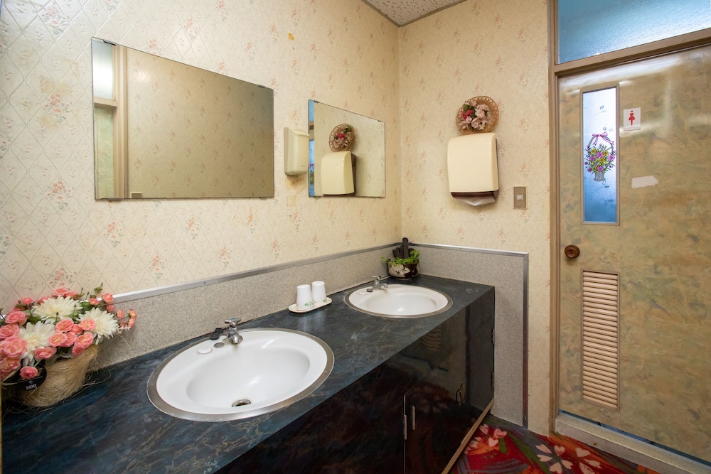 和室 3名様用 共用バスルーム バスルームのシンク0 | Tabist 花ホテル 滝のや 会津柳津