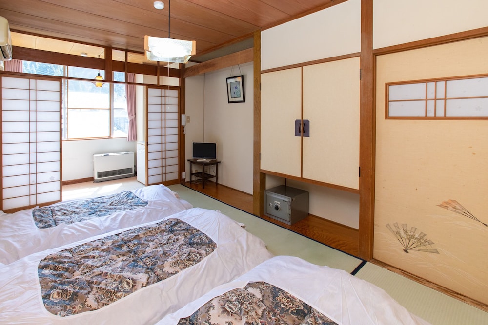 和室 3名様用 共用バスルーム 客室3 | Tabist 花ホテル 滝のや 会津柳津