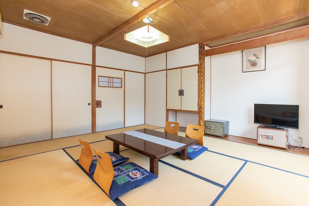和室 4名様用 共用バスルーム 客室9 | Tabist 花ホテル 滝のや 会津柳津