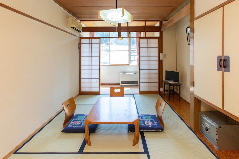 和室 3名様用 共用バスルーム 客室8 | Tabist 花ホテル 滝のや 会津柳津