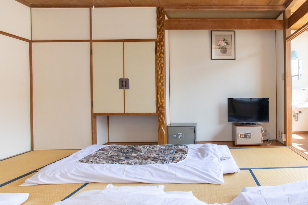 和室 4名様用 共用バスルーム 客室4 | Tabist 花ホテル 滝のや 会津柳津