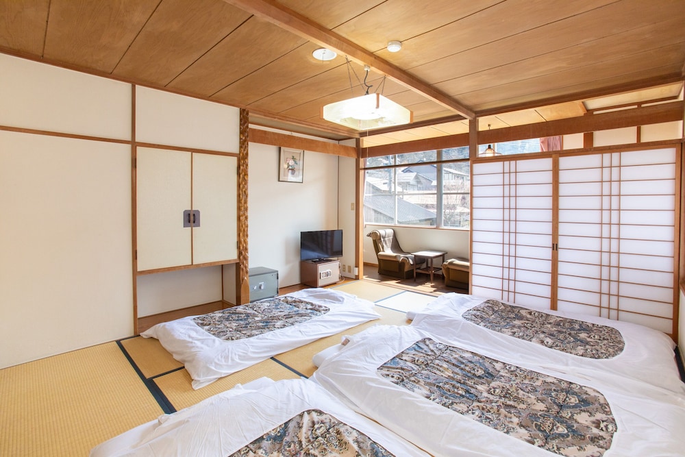 和室 4名様用 共用バスルーム 客室2 | Tabist 花ホテル 滝のや 会津柳津