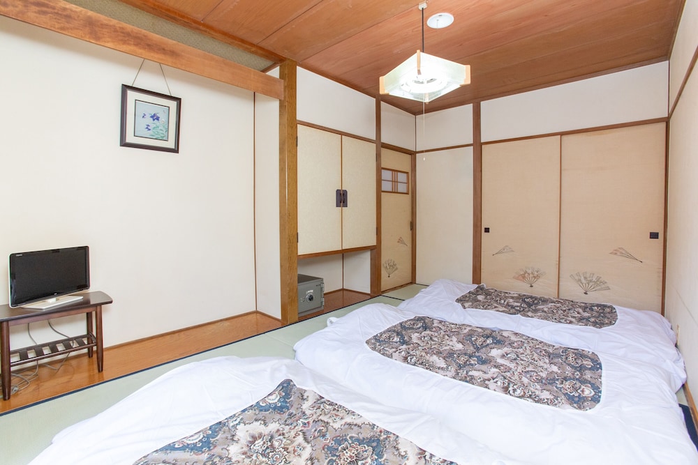 和室 3名様用 共用バスルーム 客室2 | Tabist 花ホテル 滝のや 会津柳津