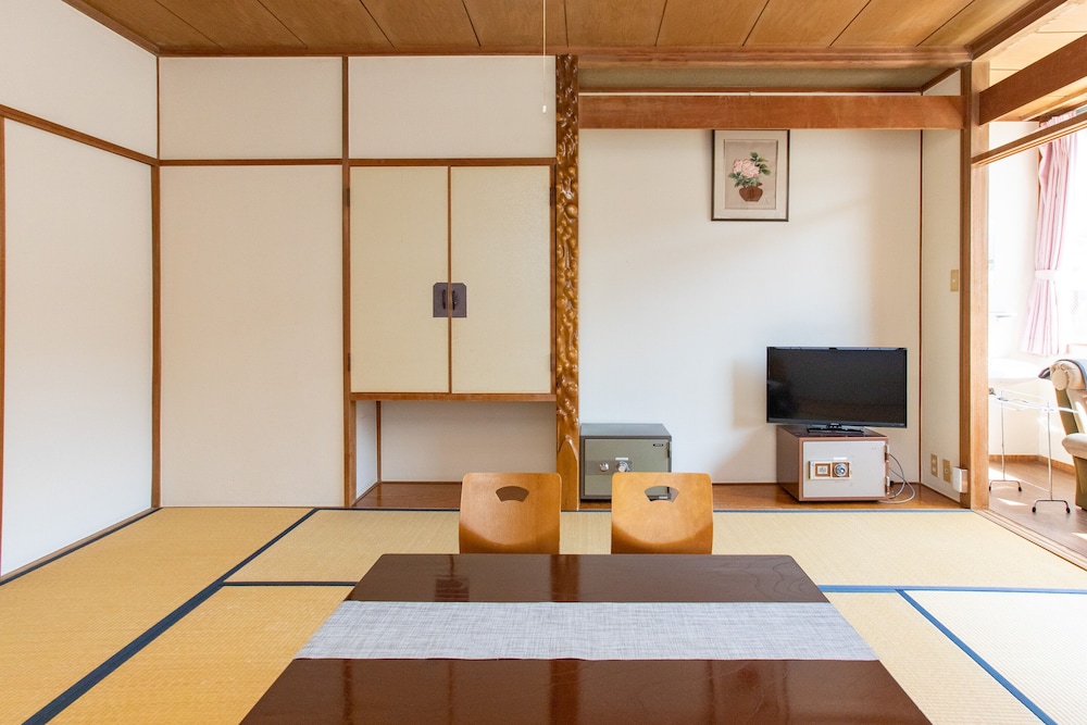 和室 4名様用 共用バスルーム 客室6 | Tabist 花ホテル 滝のや 会津柳津