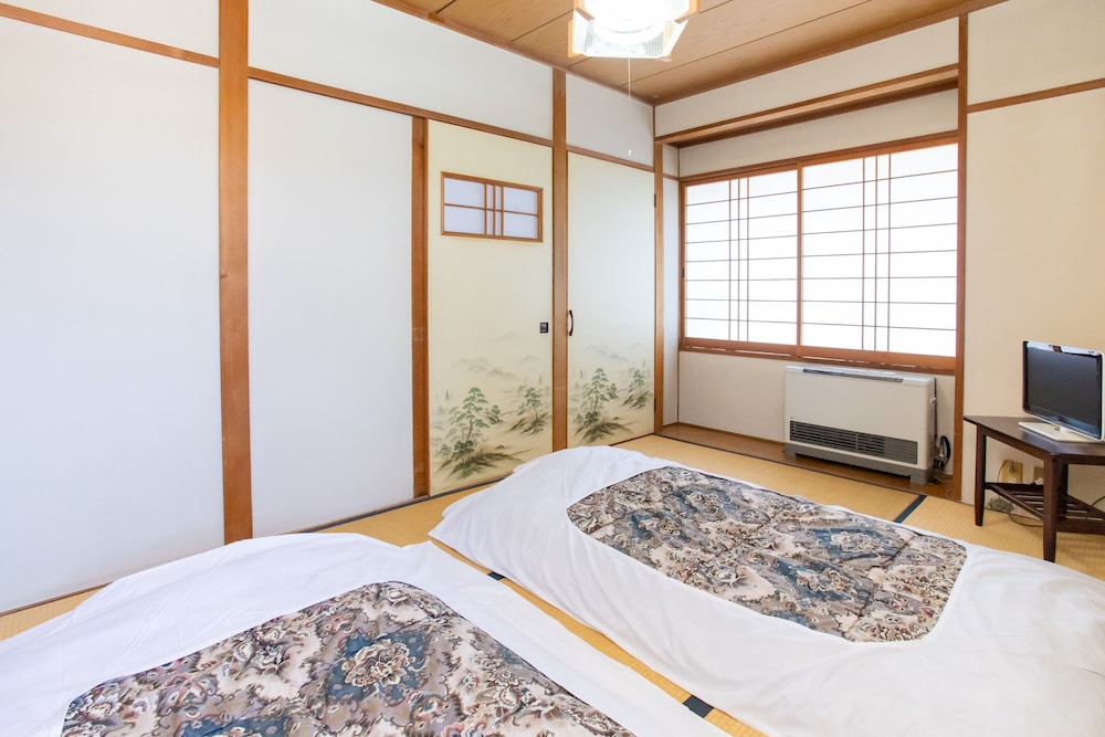 和室 2名様用 共用バスルーム 客室6 | Tabist 花ホテル 滝のや 会津柳津