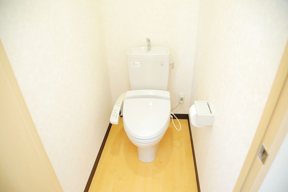 トリプルルーム 共用バスルーム (ダブルベッド) 共用バスルーム1 | I.ECOⅢguest house