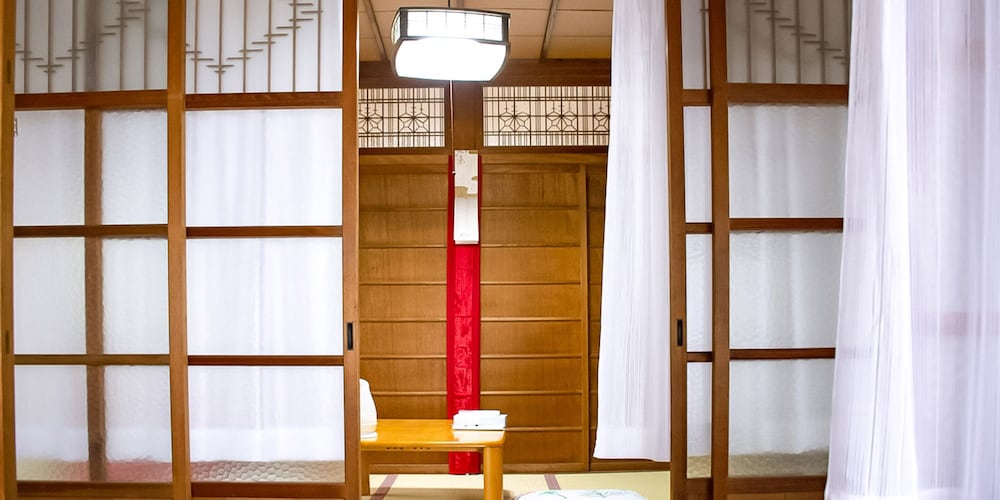 女性専用個室 和室6畳 (バストイレ共同) 禁煙 客室2 | ゲストカフェ 口熊野