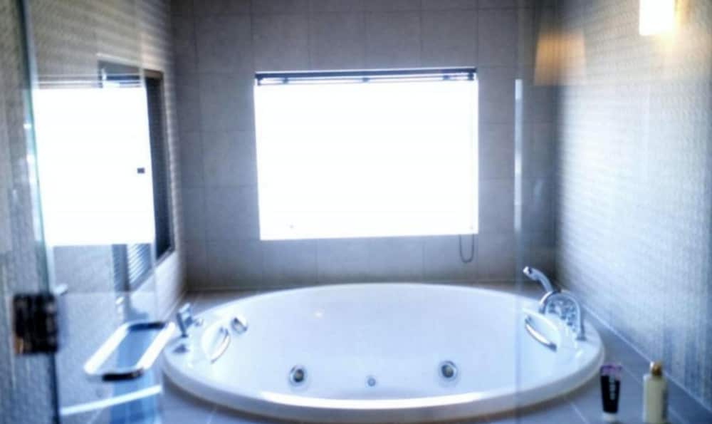 ハウス (Private Vacation Home) バスルーム1 | Indigo Geohouse DS1