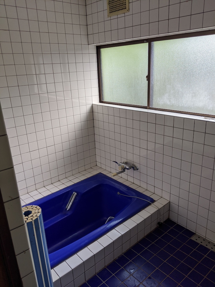 和室 4人部屋 バスルームのシャワー0 | 民宿 かまがり