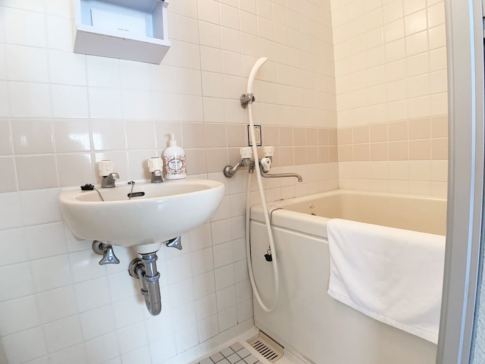 スタジオ バルコニー付 504号室 バスルームのシャワー0 | おうちホテル宝町