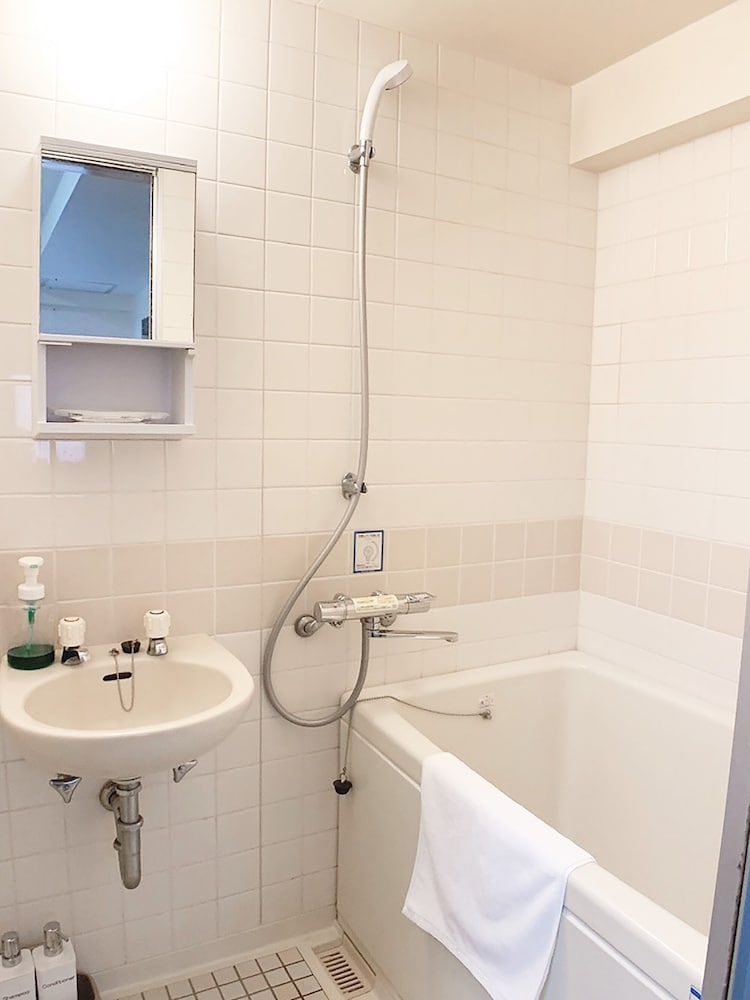 スタジオ バルコニー付 204号室 バスルーム1 | おうちホテル宝町