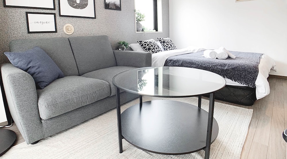 スタジオ バルコニー付 501号室 リビング エリア8 | おうちホテル宝町