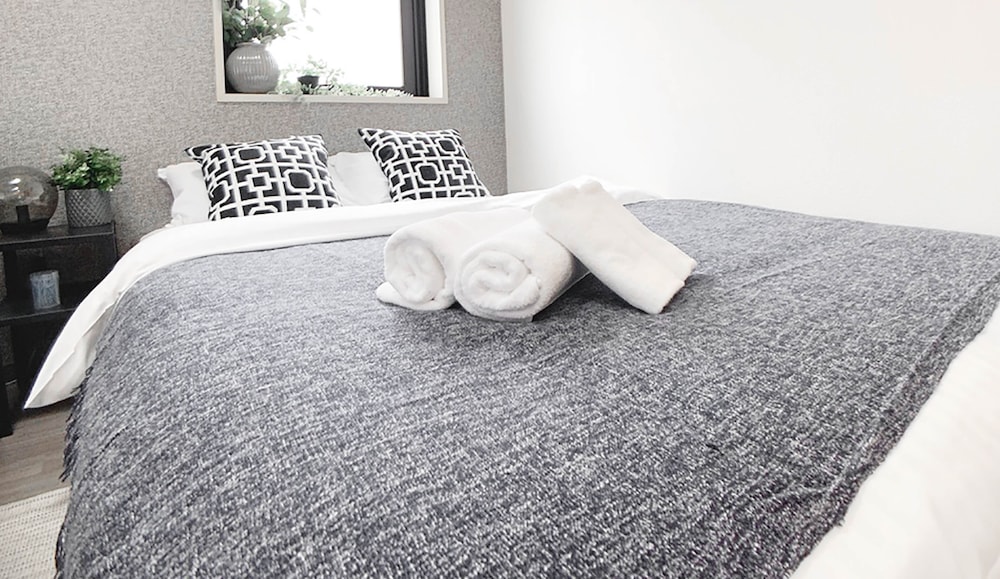 スタジオ バルコニー付 501号室 リビング エリア7 | おうちホテル宝町