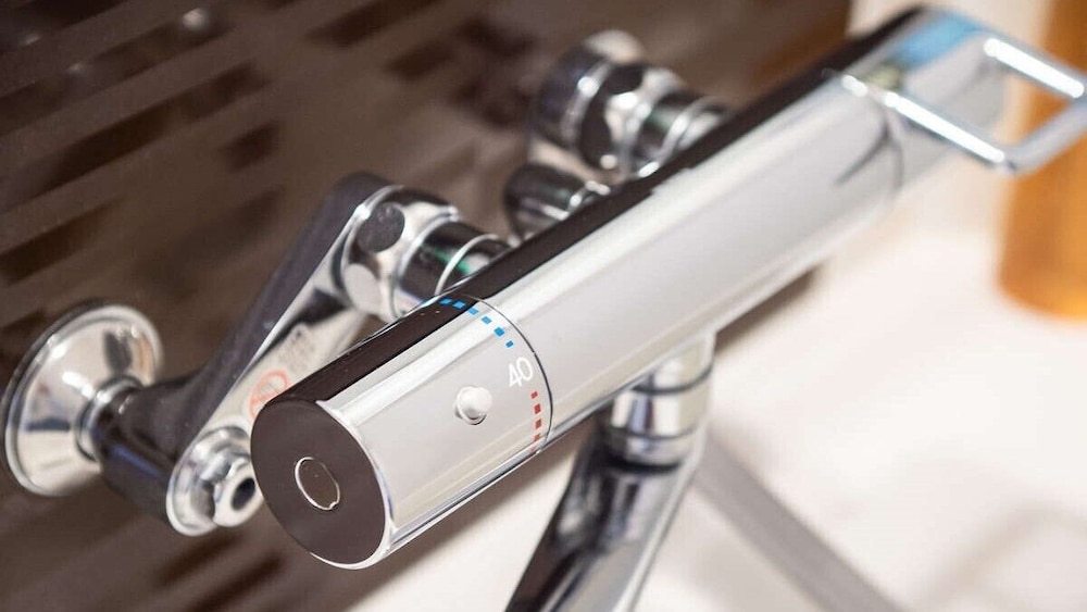 ベーシック ダブルルーム ダブルベッド 1 台 禁煙 バスルーム2 | スーパーホテル湘南、藤沢駅南口