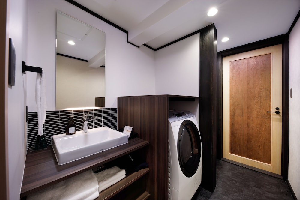 京町家一棟貸 B バスルーム2 | 紡 七条鍵屋町