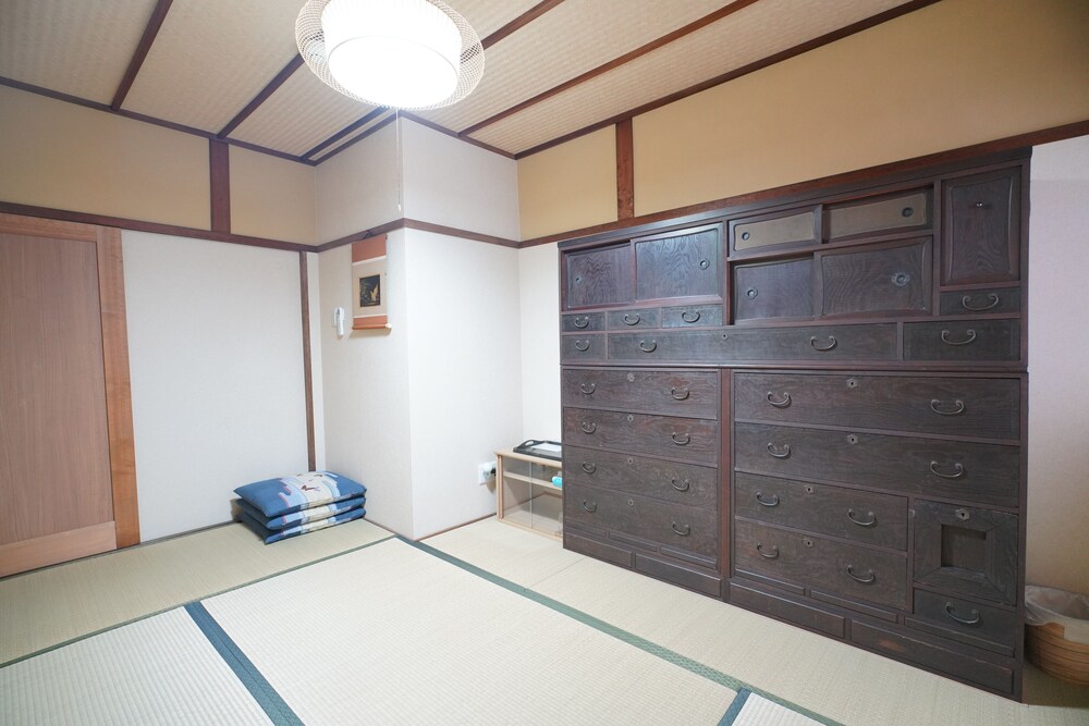 (205室) 2階 3人部屋 (個室, 共用トイレ, シャワー付) 客室1 | 宇治 茶宿 Uji Tea Inn