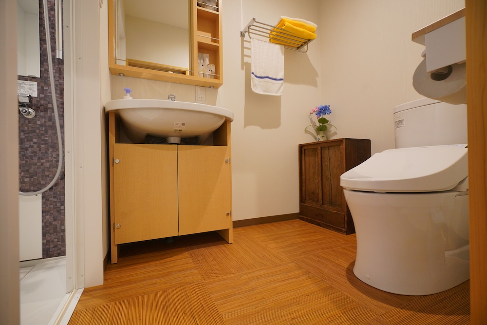 (105室) 1階 中庭3人部屋 (個室、専用トイレ、シャワー付) バスルーム0 | 宇治 茶宿 Uji Tea Inn