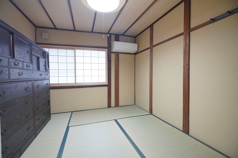 (205室) 2階 3人部屋 (個室, 共用トイレ, シャワー付) 客室2 | 宇治 茶宿 Uji Tea Inn