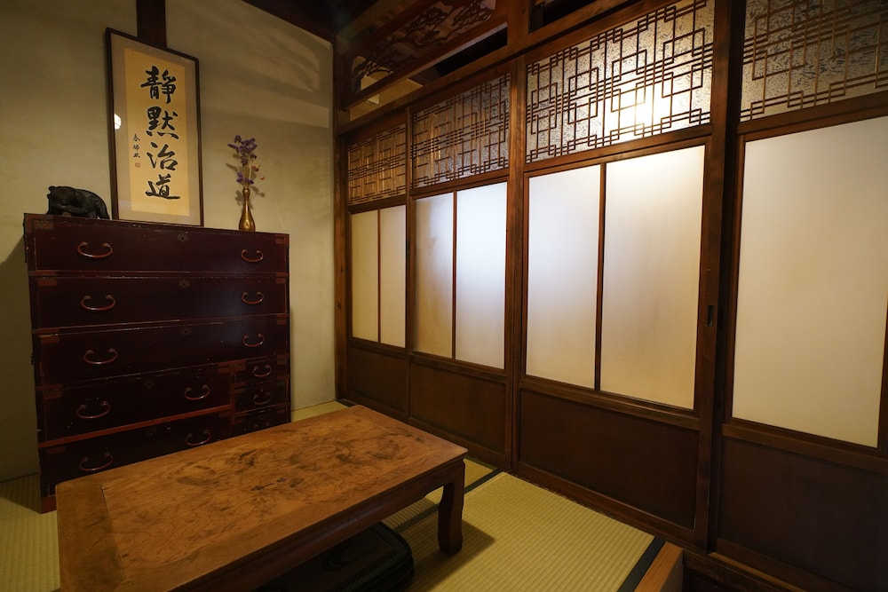 (101室) 1階 4人部屋 (個室、専用トイレ、シャワー付) 客室2 | 宇治 茶宿 Uji Tea Inn