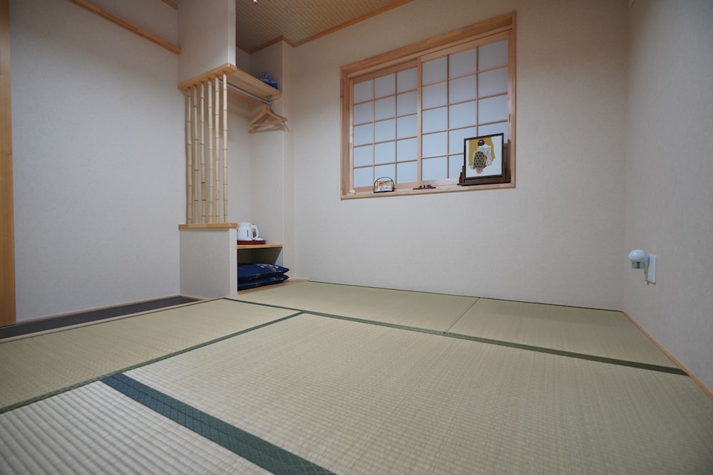 (103室) 1階 2人部屋 (個室、専用トイレ、シャワー付) 客室1 | 宇治 茶宿 Uji Tea Inn