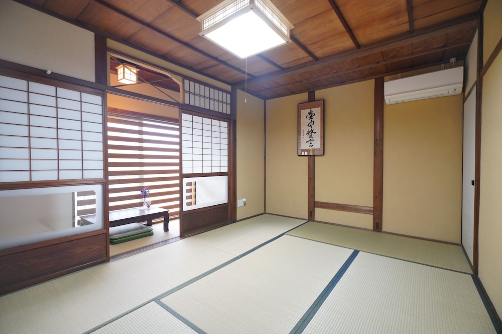 (202室) 2階 4人部屋 (個室、専用トイレ、シャワー付) | 宇治 茶宿 Uji Tea Inn