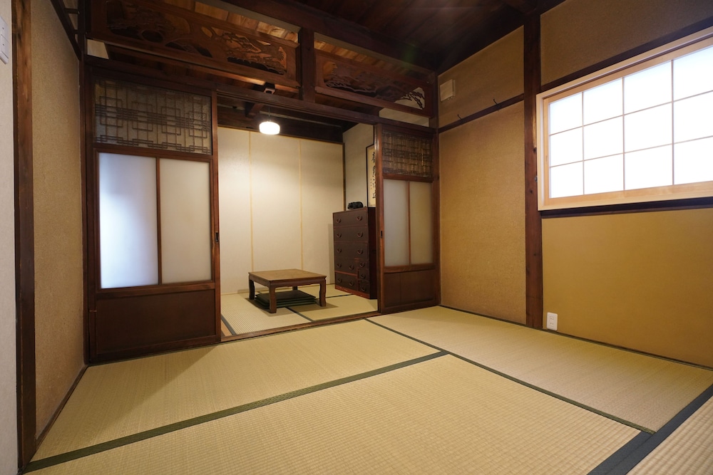 (101室) 1階 4人部屋 (個室、専用トイレ、シャワー付) 客室1 | 宇治 茶宿 Uji Tea Inn