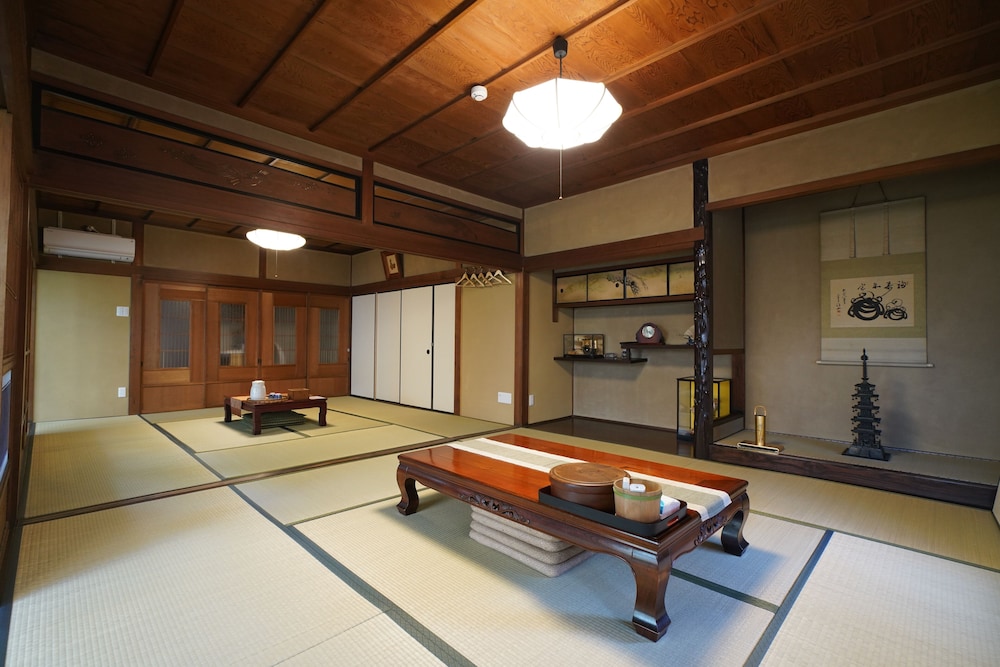 (106室) 1階 床の間 10人部屋 (個室、専用トイレ、シャワー付) 客室4 | 宇治 茶宿 Uji Tea Inn